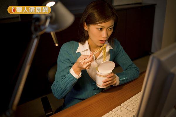 婦產科門診常見年輕女性因作息不正常、營養不均導致月經失調，出現類更年期症狀。
